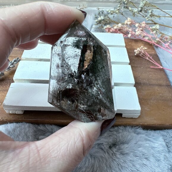 Small Garden Quartz Polished Point - Picture 5 of 8